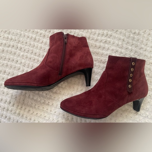 Tacoma Burgundy Suede Comfortiva 2 Inch Heel Studded Ankle Boot Sz 8 1/2 - Picture 2 of 13